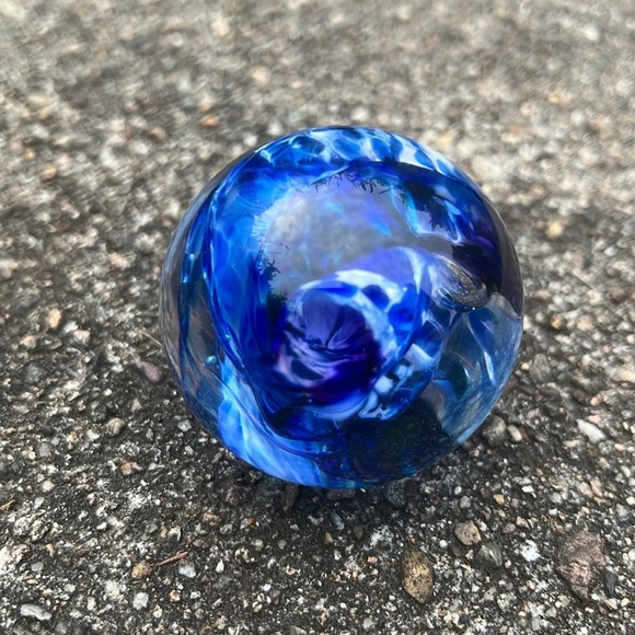 Jonathan Winfisky Art Glass Blue and White Large Marble Paperweight Signed Dated - Picture 2 of 7